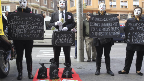 Afectados por las claúsulas suelo durante una protesta organizada por Adicae. EFE Afectados por las claúsulas suelo durante una protesta organizada por Adicae. EFE