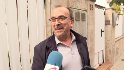 Un poste de la luz atraviesa el balcón de una casa en Sant Quirze del Vallès Un poste de la luz atraviesa el balcón de una casa en Sant Quirze del Vallès