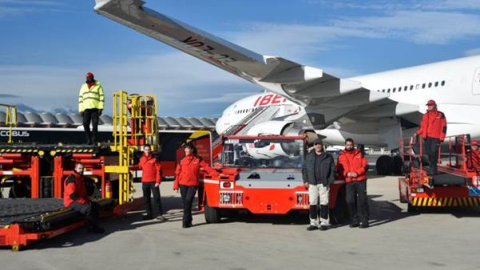 Iberia renueva los uniformes de los 7.000 trabajadores de 'handling'. Europa Press Iberia renueva los uniformes de los 7.000 trabajadores de 'handling'. Europa Press