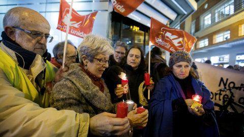 Un momento de la concentración que ha reunido a medio centenar de personas en Zaragoza, para secundar la convocatoria nacional "No más cortes de luz". EFE/Javier Cebollada Un momento de la concentración que ha reunido a medio centenar de personas en Zaragoza, para secundar la convocatoria nacional "No más cortes de luz". EFE/Javier Cebollada