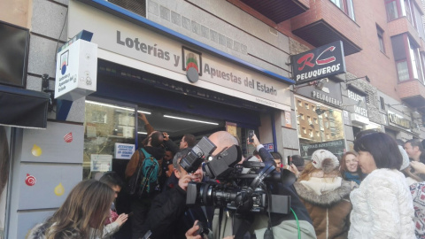 Así está el exterior de la administración de Loteria de Madrid que ha vendido el Gordo. /SANDRA RODRÍGUEZ