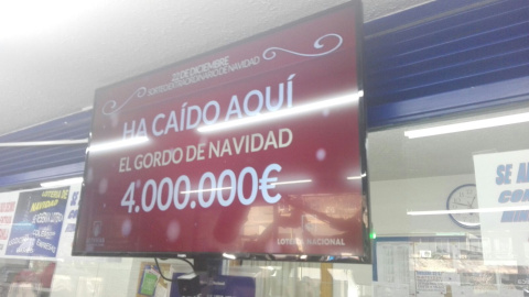 Cartel con el Gordo en la administración del paseo de la Esperanza de Madrid. /SANDRA RODRÍGUEZ