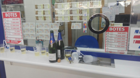 Varias botellas de cava en el mostrador de la administración de lotería que ha repartido el Gordo. /SANDRA RODRÍGUEZ