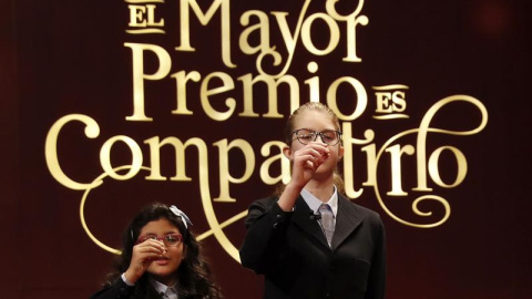 El número 66.513 ha sido agraciado con el Gordo de Navidad. Lo han cantado Nicol Valenzuela y Lorena Stefan. /EFE