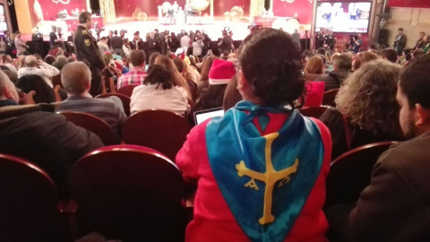 Una mujer con la bandera de Asturias en el Teatro Real. /SANDRA RODRÍGUEZ