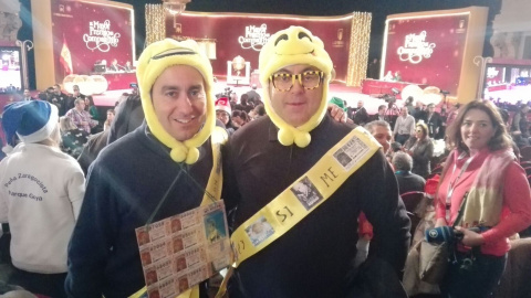 Dos asistentes al sorteo disfrazados de abejas. /SANDRA RODRÍGUEZ