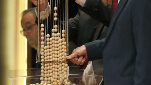 El Teatro Real acoge El Sorteo Extraordinario de Navidad El sorteo, el más antiguo y popular de los que tienen lugar en España. repartirá 2.310 millones de euros, entre los 165 millones de décimos que se han puesto a la venta. En la foto, p