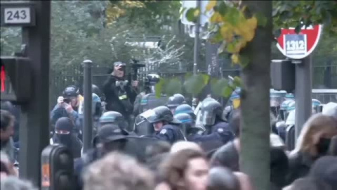 Estallan nuevas protestas en París mientras continúan las huelgas de refinerías Estallan nuevas protestas en París mientras continúan las huelgas de refinerías
