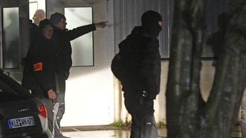 Policías alemanes registran un campamento de refugiados en Emmerich, en busca del tunecino presuntamente implicado en el atentado cometido el pasado lunes en un mercadillo navideño. EFE/Henning Kaiser Policías alemanes registran un campamento de refugiados en Emmerich, en busca del tunecino presuntamente implicado en el atentado cometido el pasado lunes en un mercadillo navideño. EFE/Henning Kaiser
