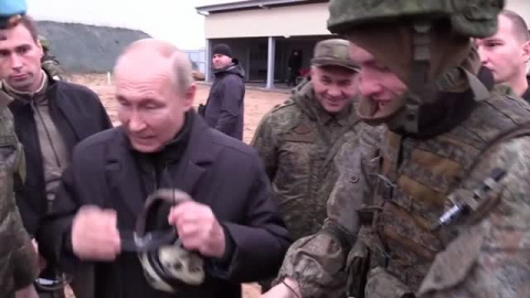 Putin dispara con un rifle en un campo de entrenamiento militar Putin dispara con un rifle en un campo de entrenamiento militar