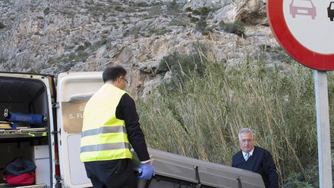 Miembros de los servicios funerarios trasladan los restos mortales de la joven que ha fallecido tras caer desde una altura considerable, cuando estaba haciendo escalada en el paraje conocido como Tajo de los Vados, en Vélez Benaudalla (Gran
