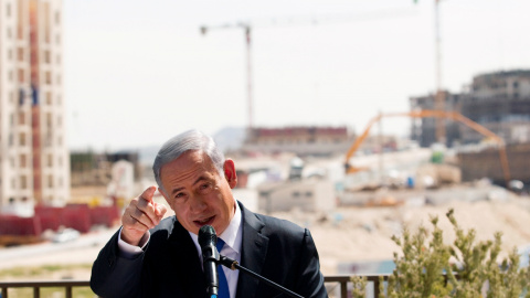 El primer ministro israelí, Benjamin Netanyahu, ofrece un discurso junto al asentamiento judío de Jabal Abu Ghneim, en Cisjordania. - REUTERS El primer ministro israelí, Benjamin Netanyahu, ofrece un discurso junto al asentamiento judío de Jabal Abu Ghneim, en Cisjordania. - REUTERS