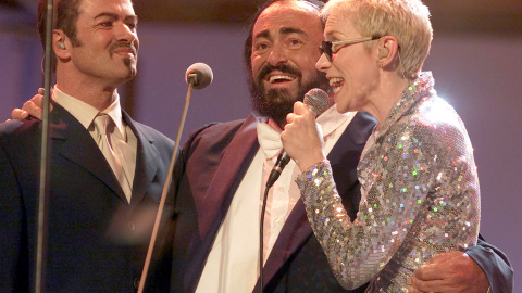 Michael, junto a Luciano Pavarotti y Annie Lennox, durante un concierto en Modena, en junio de 2000. - REUTERS Michael, junto a Luciano Pavarotti y Annie Lennox, durante un concierto en Modena, en junio de 2000. - REUTERS