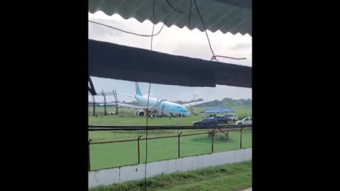Un avión coreano se sale de la pista por malas condiciones climáticas Un avión coreano se sale de la pista por malas condiciones climáticas