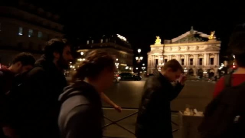 Atletas utilizan el parkour para apagar las luces de los escaparates en París Atletas utilizan el parkour para apagar las luces de los escaparates en París