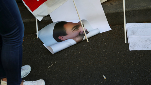 Cartel de Pedro Sánchez el día de su dimisión como secretario general del PSOE / REUTERS Cartel de Pedro Sánchez el día de su dimisión como secretario general del PSOE / REUTERS