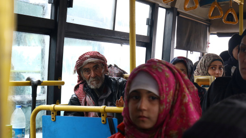 Población chií durante su evacuación en autobuses de la ciudad siria de Alepo.- REUTERS Población chií durante su evacuación en autobuses de la ciudad siria de Alepo.- REUTERS