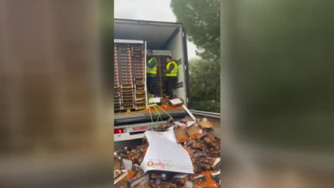 Agricultores españoles vierten en la carretera toneladas de tomates marroquíes Agricultores españoles vierten en la carretera toneladas de tomates marroquíes