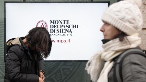 Varios peatones pasan junto a una oficina de Monte Dei Paschi di Siena (BMPS) en Roma. AFP/ Tiziana Fabi