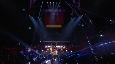 Con Bnet, el rey de la Batalla de Gallos, y el finalista Zasko Con Bnet, el rey de la Batalla de Gallos, y el finalista Zasko