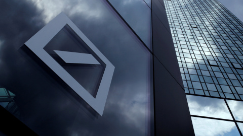 El logo del Deutsche Bank adorna la entrada del rascacielos de Fráncfort donde tiene su sede el primer banco alemán. REUTERS/Ralph Orlowski