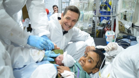 Una mujer rescatada da a luz en una fragata española en el Mediterráneo. Europa Press Una mujer rescatada da a luz en una fragata española en el Mediterráneo. Europa Press