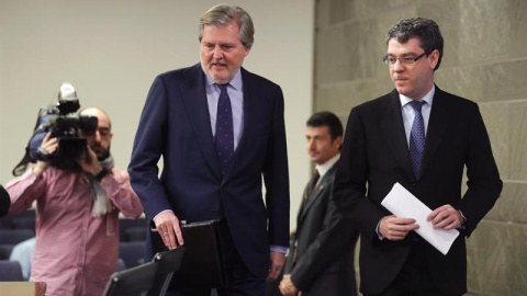 El portavoz del Ejecutivo, Iñigo Méndez de Vigo, acompañado del ministro de Energía, Álvaro Nadal, durante la rueda de prensa ofrecida tras la reunión del Consejo de Ministros en la que se ha aprobado el real decreto ley con el nuevo modelo El portavoz del Ejecutivo, Iñigo Méndez de Vigo, acompañado del ministro de Energía, Álvaro Nadal, durante la rueda de prensa ofrecida tras la reunión del Consejo de Ministros en la que se ha aprobado el real decreto ley con el nuevo modelo