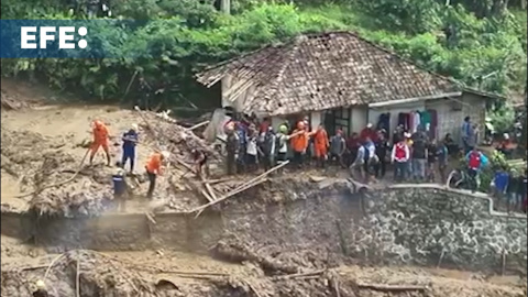 Una avalancha de tierra deja al menos nueve desaparecidos en la isla indonesia de Java Una avalancha de tierra deja al menos nueve desaparecidos en la isla indonesia de Java