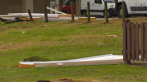 La fuerza de la borrasca arranca un tejado en Pontevedra La fuerza de la borrasca arranca un tejado en Pontevedra