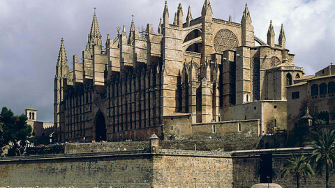 La catedral de Palma de Mallorca es uno de los 300 templos, monasterios y conventos adscritos al suelo público desde 1931. La catedral de Palma de Mallorca es uno de los 300 templos, monasterios y conventos adscritos al suelo público desde 1931.