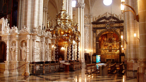 El Arzobispado de Zaragoza inscribió a su nombre la catedral de La Seo en 1987, mientras la comunidad autónoma financiaba su rehabilitación. El Arzobispado de Zaragoza inscribió a su nombre la catedral de La Seo en 1987, mientras la comunidad autónoma financiaba su rehabilitación.