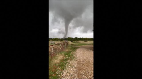 Un videoaficionado graba un impresionante tornado en el norte de Texas Un videoaficionado graba un impresionante tornado en el norte de Texas