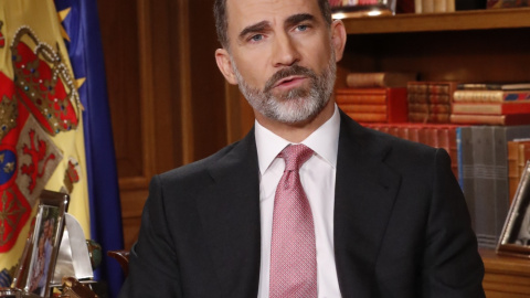 El rey Felipe VI, en su despacho del Palacio de la Zarzuela, durante su mensaje navideño. El rey Felipe VI, en su despacho del Palacio de la Zarzuela, durante su mensaje navideño.
