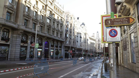 Vista de la Gran Vía madrileña con escasos coches por las restricciones de tráfico. /EFE Vista de la Gran Vía madrileña con escasos coches por las restricciones de tráfico. /EFE