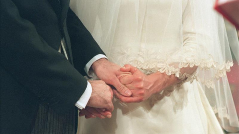 Una pareja se estrecha las manos en la ceremonia de su boda. EFE Una pareja se estrecha las manos en la ceremonia de su boda. EFE