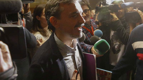 El exportavoz de Podemos en la Asamblea de Madrid, José Manuel López, a su llegada a la reunión que celebra el grupo parlamentario de Podemos en la Asamblea de Madrid. | PACO CAMPOS (EFE) El exportavoz de Podemos en la Asamblea de Madrid, José Manuel López, a su llegada a la reunión que celebra el grupo parlamentario de Podemos en la Asamblea de Madrid. | PACO CAMPOS (EFE)