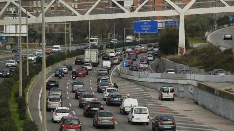 Cientos de vehículos circulan esta mañana por la M-30, vía de circunvalación que rodea la capital. /EFE Cientos de vehículos circulan esta mañana por la M-30, vía de circunvalación que rodea la capital. /EFE