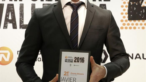 El patinador madrileño Javier Fernández, dos veces campeón del mundo, recibe su galardón durante la entrega de los 'Premios Silvestres del Año'. /EFE El patinador madrileño Javier Fernández, dos veces campeón del mundo, recibe su galardón durante la entrega de los 'Premios Silvestres del Año'. /EFE