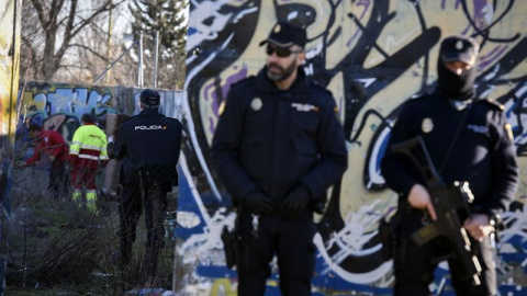 Agentes de la Policía Nacional permanecen en las inmediaciones de la cabaña situada en el barrio de Vallecas cerca de la autovía de Valencia (A3) que empleaban los dos jóvenes detenidos en Madrid como presuntos yihadistas. /EFE Agentes de la Policía Nacional permanecen en las inmediaciones de la cabaña situada en el barrio de Vallecas cerca de la autovía de Valencia (A3) que empleaban los dos jóvenes detenidos en Madrid como presuntos yihadistas. /EFE