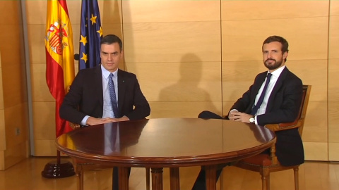 Sánchez y Casado se reúnen en el Congreso Sánchez y Casado se reúnen en el Congreso