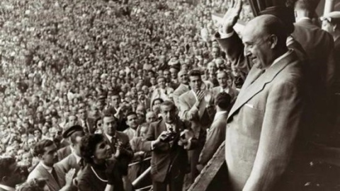 Franco, aclamado en la Plaza de Toros de Barcelona en 1951.