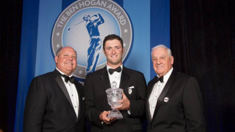 Jon Rahm recibiendo el título al mejor jugador amateur del mundo en 2015. /CORDON PRESS