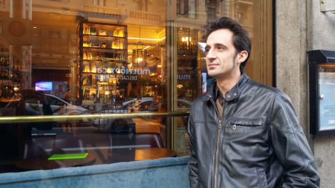 El periodista Javier Gallego presenta 'El Grito en el cielo', un libro cargado de poesía social y de denuncia sobre la caída del capitalismo y sus consecuencias en la sociedad. / Ana I. Bernal Triviño