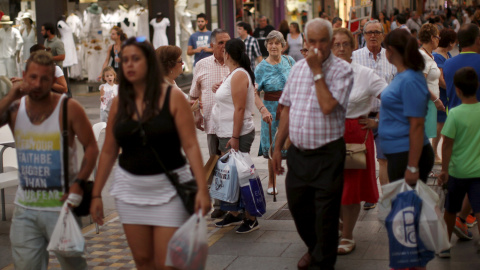 Varias personas con las bolsas de sus compras en el centro de la localidad malagueña de Ronda. REUTERS Varias personas con las bolsas de sus compras en el centro de la localidad malagueña de Ronda. REUTERS