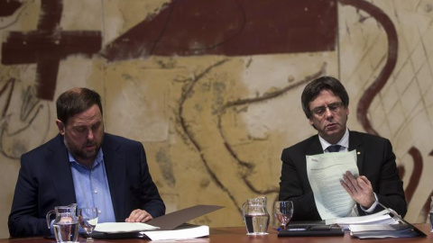 El president de la Generalitat, Carles Puigdemont (d), y el vicerpresidente del Govern y conseller de Economía, Oriol Junqueras (i), durante la última reunión ordinaria del año del ejecutivo catalán. /EFE El president de la Generalitat, Carles Puigdemont (d), y el vicerpresidente del Govern y conseller de Economía, Oriol Junqueras (i), durante la última reunión ordinaria del año del ejecutivo catalán. /EFE