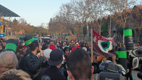 Protesta ante el Camp Nou por el uso de foam y pelotas de goma Protesta ante el Camp Nou por el uso de foam y pelotas de goma