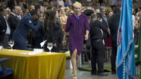 Alumno del Instituto de Tecnología Aeronáutica de las Fuerzas Armadas brasileñas se gradúa vestido de mujer Alumno del Instituto de Tecnología Aeronáutica de las Fuerzas Armadas brasileñas se gradúa vestido de mujer