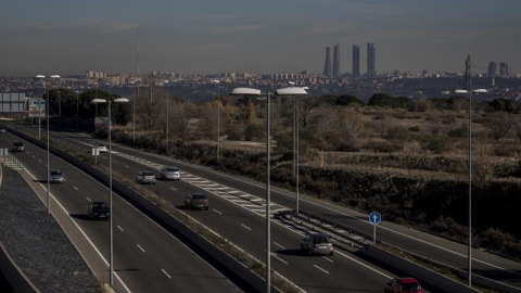 Vista de una carretera de circunvalación de Madrid sin apenas coches con las cuatro torres de la Castellana de fondo ayer. /EFE