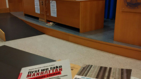 Los sociólogos urbanos Daniel Sorando y Jean Pierre Garnier y el arquitecto urbanista Álvaro Ardura, durante su intervención en la Facultad de Ciencias Sociales de Zaragoza con el profesor Chabier Gimeno.