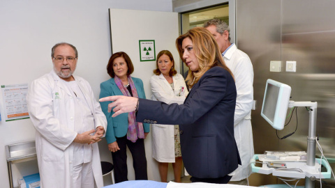 La presidenta de la Junta de Andalucía, Susana Díaz, durante una visita al hospital Valme, en Sevilla. EFE La presidenta de la Junta de Andalucía, Susana Díaz, durante una visita al hospital Valme, en Sevilla. EFE